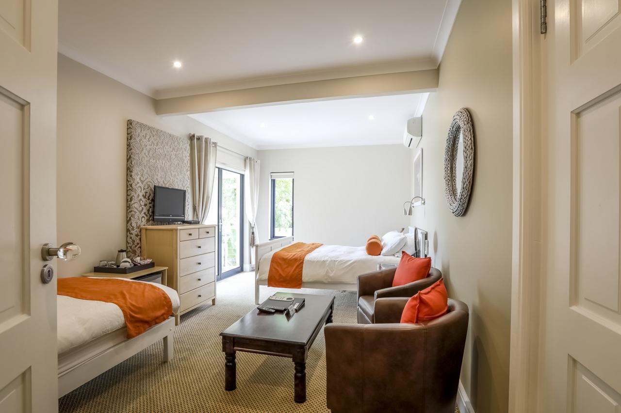 Orange Inn Книсна Екстер'єр фото